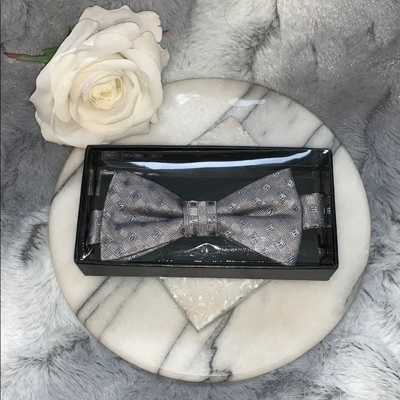 Van Heusen Other - NWT. Van Heusen bow tie